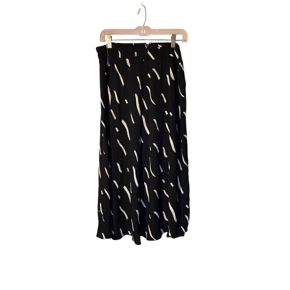 Loft, women’s brushstroke, slit, front, black and white mini skirt, size 10 ￼